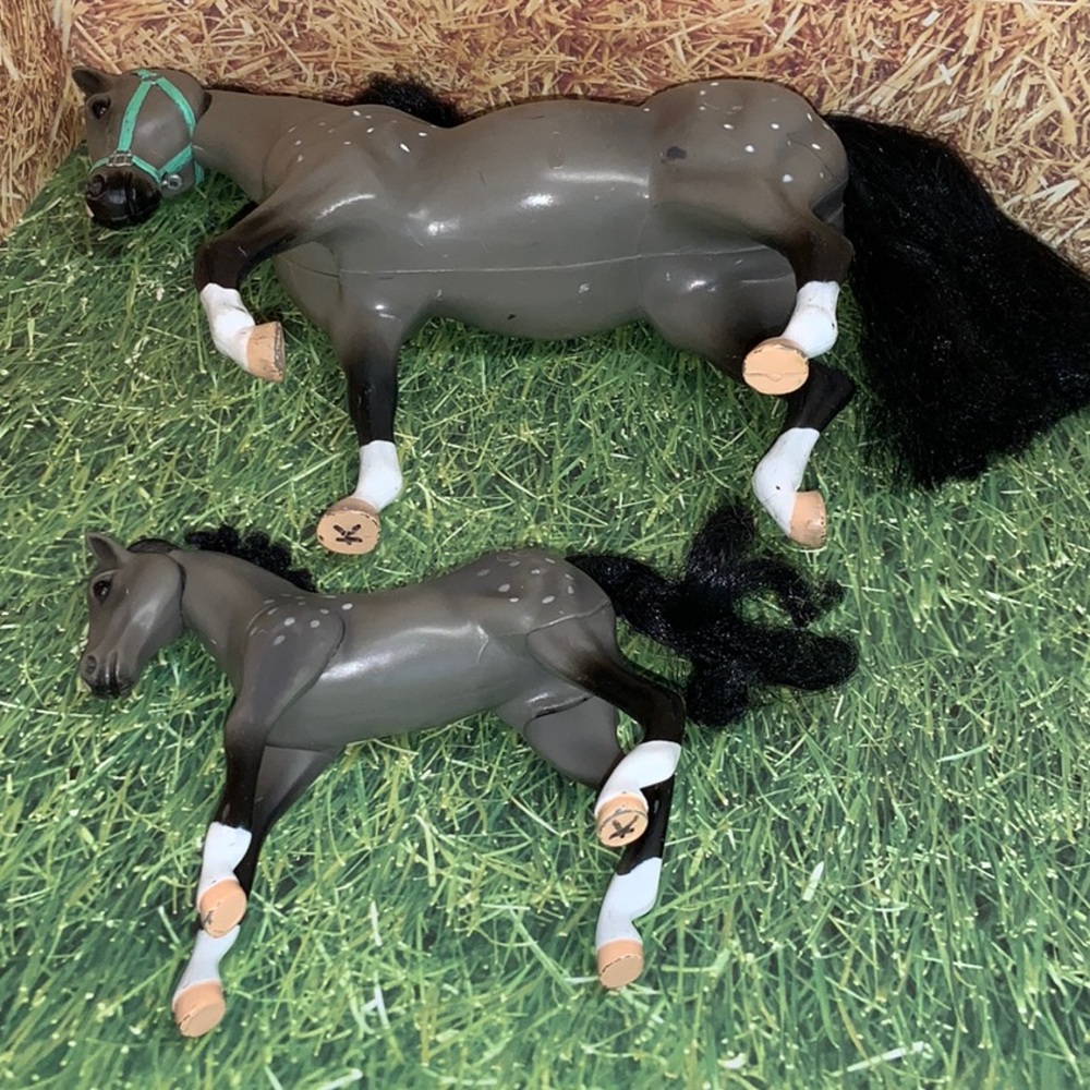 Grand Champions Feed and Nuzzle Toy Horse Mare, Foal Set and Accessories - Picture 8 of 12